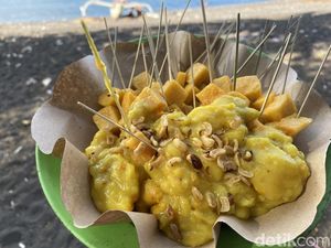 Empuk Lembut! Sate Beras Bumbu Kuning Suna Cekuh Khas Bali