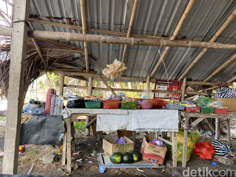 Sate beras khas Tianyar milik Luh Tabla di tepi Pantai Tianyar, Kubu, Karangasem, Minggu (3/11/2024). (Ni Komang Nartini-detikBali)