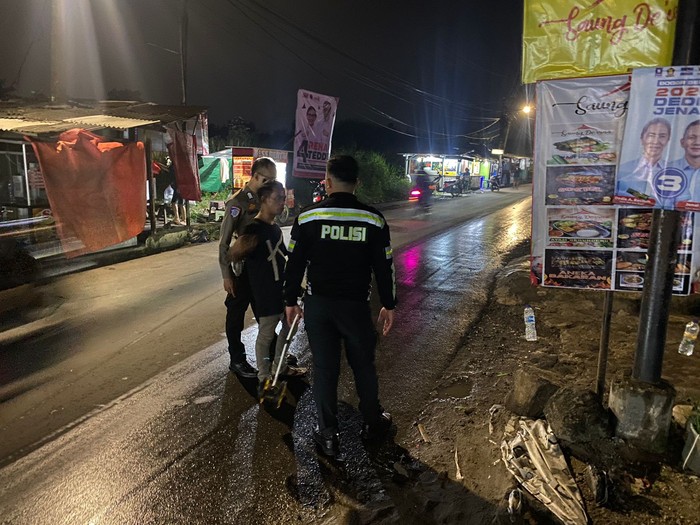 Satlantas Polresta Bogor Kota cek TKP kecelakaan angkot tabrak pemotor (dok Polresta Bogor Kota)
