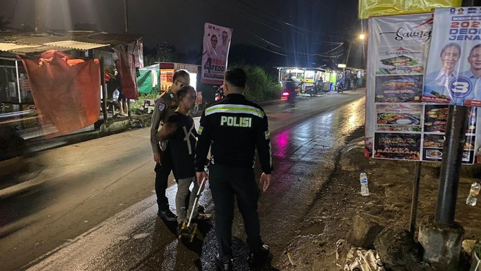 Satlantas Polresta Bogor Kota cek TKP kecelakaan angkot tabrak pemotor (dok Polresta Bogor Kota)