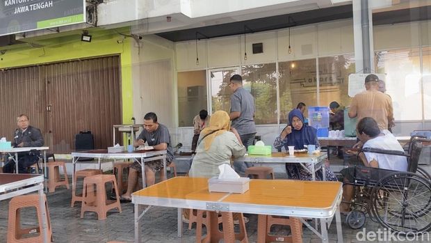 Suasana lapak Sarapan Lima Ribu di Jalan Basudewo, Kelurahan Bulustalan, Kecamatan Semarang Selatan, Kota Semarang, Jumat (8/11/2024).
