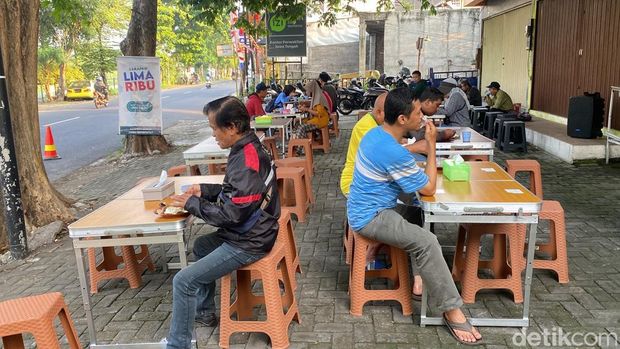 Suasana lapak Sarapan Lima Ribu di Jalan Basudewo, Kelurahan Bulustalan, Kecamatan Semarang Selatan, Kota Semarang, Jumat (8/11/2024).