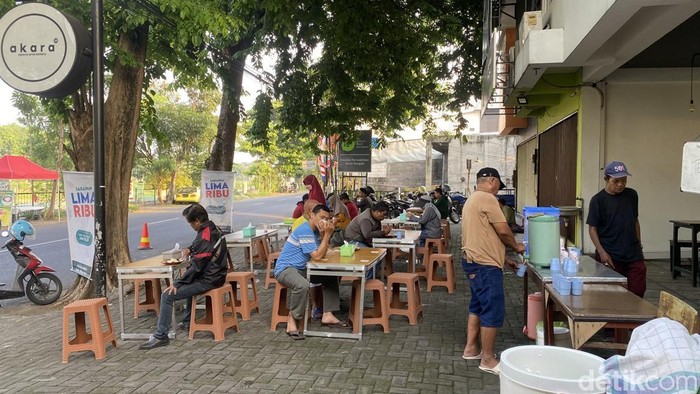 Suasana lapak Sarapan Lima Ribu di Jalan Basudewo, Kelurahan Bulustalan, Kecamatan Semarang Selatan, Kota Semarang, Jumat (8/11/2024).