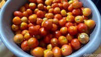 Yang juga khas adalah penggunaan tomat ranti atau tomat kecil-kecil sebagai campuran sambal.