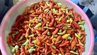 Bahan utamanya cabai rawit yang super pedas. Di balik ukurannya yang kecil, sengatan pedasnya begitu kuat.
