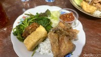 Seporsi nasi tempong dengan ayam harganya sekitar Rp 20 ribu. Sudah dilengkapi ikan asin, tempe, dan tahu goreng.
