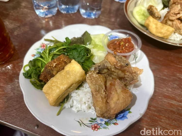 Tertampar Pedasnya Sego Tempong Mbok Wah, Kuliner Favorit di Banyuwangi