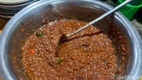 Begini tampilan sambal tempong yang bikin ngiler. Sambal ini dibuat segar sehingga hanya bertahan 6-7 jam di suhu ruang.