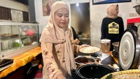 Usaha kuliner ini didirikan Mbok Wah dibantu sang anak, Puji. Ia bertugas melayani pembeli sekaligus menjadi kasir.