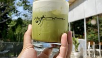 Ada juga pilihan non coffee, seperti  Ice Matcha Latte Okinawa yang disajikan dengan sea salt yang dibuat homemade. Foto: detikcom/Riska Fitria