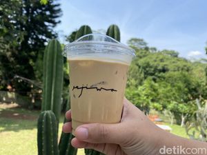 Menikmati Cheesecake Nastar dan Kopi Gula Aren di Kafe Asri