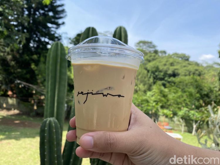 Menikmati Cheesecake Nastar dan Kopi Gula Aren di Kafe Asri