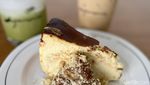 Menikmati Cheesecake Nastar dan Kopi Gula Aren di Kafe Asri