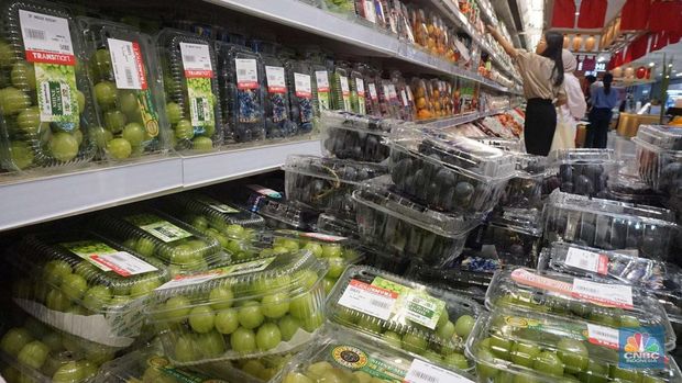Sejumlah pengunjung memilih buah di kawasan Transmart Kota Kasablanka, Jumat, (8/11/2024). Sejumlah pengunjung memilih buah di kawasan Transmart Kota Kasablanka, Jumat, (8/11/2024). (CNBC Indonesia/Muhammad Sabki)