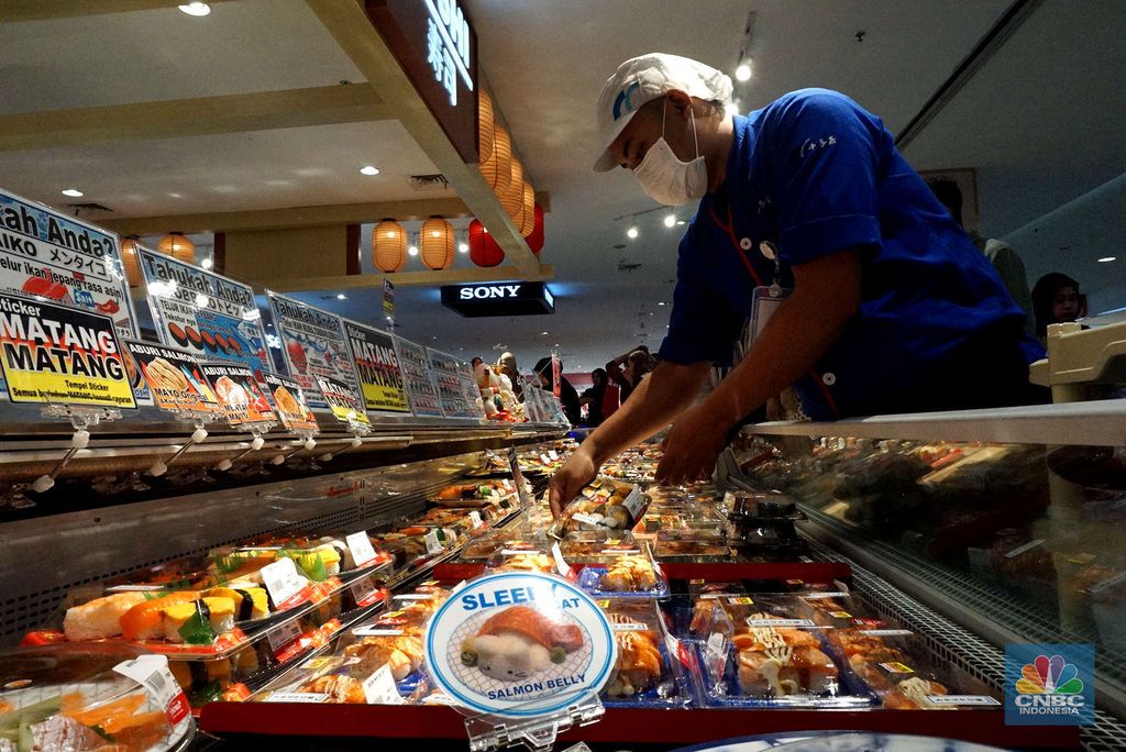 Sejumlah pengunjung Transmart Kota Kasablanka melihat makanan Sushi Khas Jepang dalam Grand Opening Oishiwa Japanese Delicatssen, di Jakarta, Jumat, (8/11/2024). (CNBC Indonesia/Muhammad Sabki)