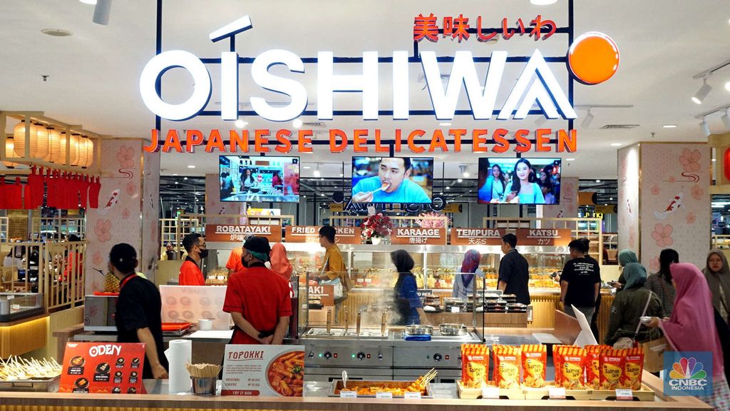 Sejumlah pengunjung Transmart Kota Kasablanka melihat makanan Sushi Khas Jepang dalam Grand Opening Oishiwa Japanese Delicatssen, di Jakarta, Jumat, (8/11/2024). (CNBC Indonesia/Muhammad Sabki)