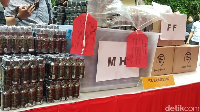 Skincare berbahaya milik Mira Hayati dan Fenny Frans di Polda Sulsel.