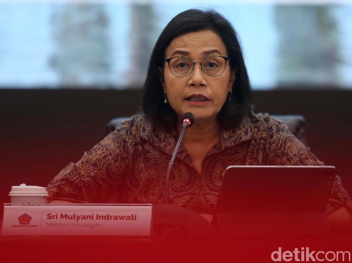 Menteri Keuangan Sri Mulyani Indrawati memberikan keterangan pers di Kantor Kementerian Keuangan, Jakarta, Jumat (8/11). Sri Mulyani melaporkan APBN defisit Rp 309,2 triliun.
