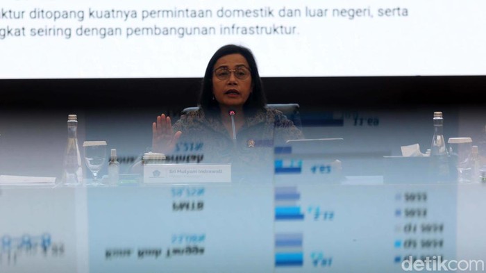 Menteri Keuangan Sri Mulyani Indrawati memberikan keterangan pers di Kantor Kementerian Keuangan, Jakarta, Jumat (8/11). Sri Mulyani melaporkan APBN defisit Rp 309,2 triliun.