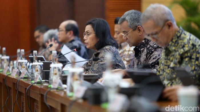 Menteri Keuangan Sri Mulyani Indrawati memberikan keterangan pers di Kantor Kementerian Keuangan, Jakarta, Jumat (8/11). Sri Mulyani melaporkan APBN defisit Rp 309,2 triliun.