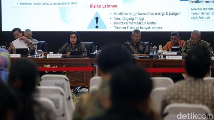 Menteri Keuangan Sri Mulyani Indrawati memberikan keterangan pers di Kantor Kementerian Keuangan, Jakarta, Jumat (8/11). Sri Mulyani melaporkan APBN defisit Rp 309,2 triliun.