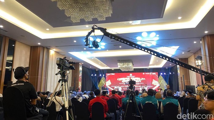 Suasana debat perdana Pilkada Jogja 2024, Jumat (8/11/2024).