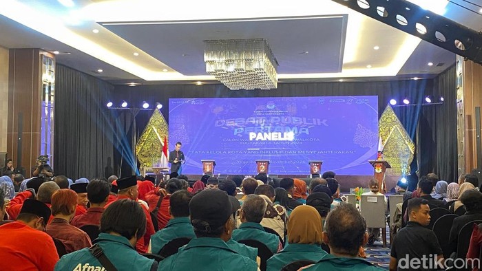 Suasana debat perdana Pilkada Kota Jogja, Jumat (8/11/2024).