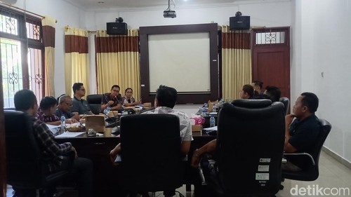 Suasana rapat kerja terkait Ranperda APBD Tahun Anggaran 2025 di ruang Komisi IV DPRD Buleleng, Jumat (8/11/2024). (Foto: Made Wijaya Kusuma/detikBali)