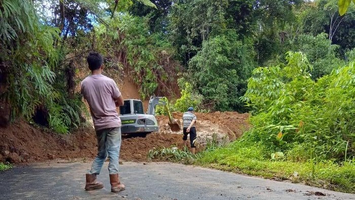 Tanah longsor timbun akses jalan penghubung dua desa di Muara Enim.