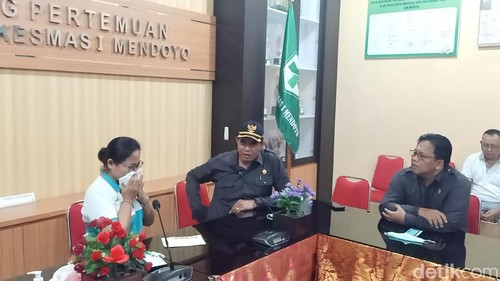 Tangis haru pecah saat sejumlah nakes dari Puskesmas Jembrana menyampaikan keluhan mereka kepada Komisi III DPRD Jembrana, Jumat (8/11/2024). (Foto: I Putu Adi Budiastrawan/detikBali)