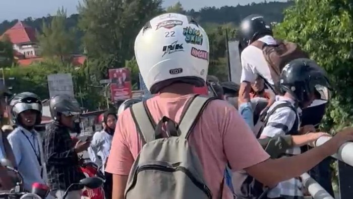 Tangkapan layar video viral mahasiswi di Ambon hendak lompat dari jembatan diduga kesurupan.