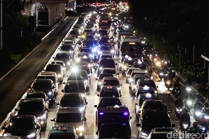 Pemerintah Provinsi DKI Jakarta akan segera memberlakukan skema baru pajak kendaraan bermotor (PKB). Tarif baru pajak progresif kendaraan di Jakarta akan berlaku mulai Januari 2025.