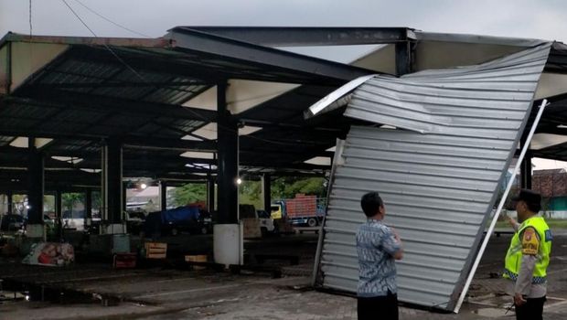 Tembok Pasar Banjarjo Bojonegoro jebol