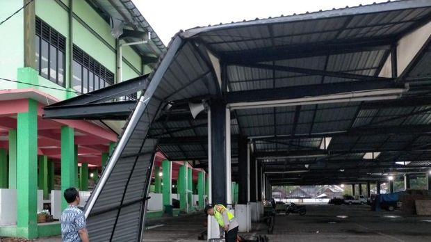 Tembok Pasar Banjarjo Bojonegoro jebol