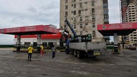Putusanya jaringan listrik juga menggangu pelayanan di SPBU.  