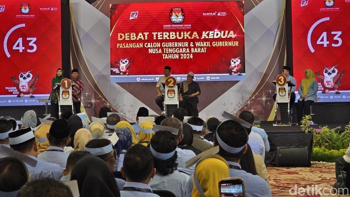 Tiga paslon mengikuti debat terbuka kedua Pilgub NTB 2024 di Mataram pada Jumat (8/11/2024) malam. (Foto: Helmy Akbar/detikBali)