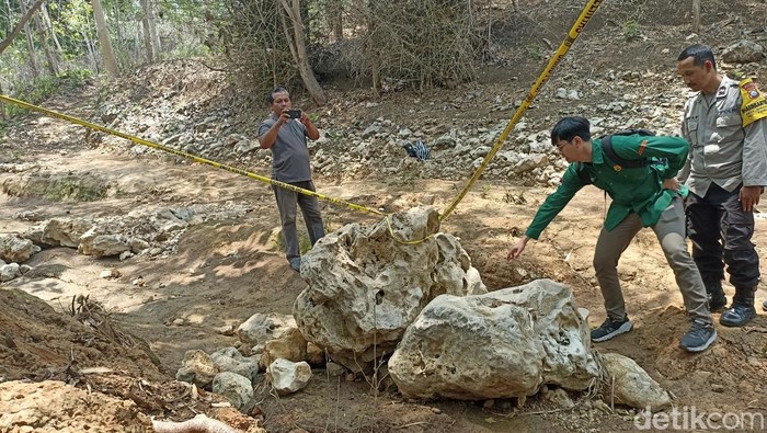 Tim Badan Geologi Cek Lokasi Lubang Misterius di Sungai Blitar