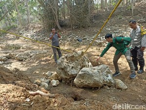 Tim Geologi Bandung Cek Lokasi Lubang Misterius di Sungai Kaliasat Blitar