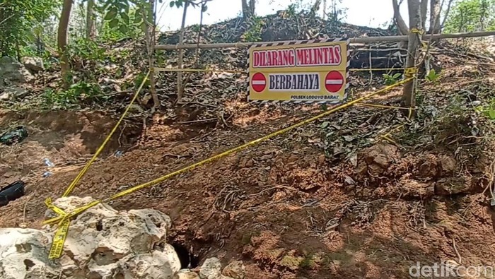 Tim Badan Geologi Cek Lokasi Lubang Misterius di Sungai Kaliasat Blitar