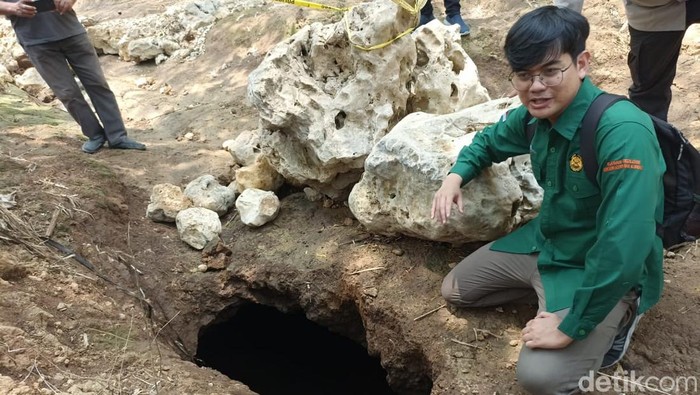 Tim Badan Geologi Cek Lokasi Lubang Misterius di Sungai Kaliasat Blitar