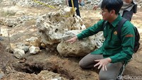 Tim Geologi Bandung menyebut kondisi permukaan tanah di sekitar lubang cukup rawan (Ambrol). Sebab lubang tersebut bisa jadi terbuka kapan saja mengikuti ukuran lubang di dalamnya