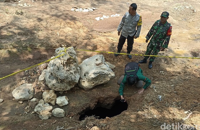 Tim Badan Geologi Cek Lokasi Lubang Misterius di Sungai Kaliasat Blitar