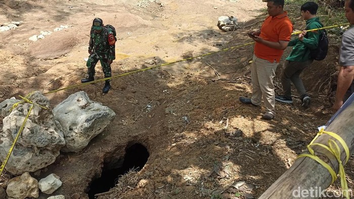 Tim Badan Geologi Cek Lokasi Lubang Misterius di Sungai Kaliasat Blitar Tim Badan Geologi Cek Lokasi Lubang Misterius di Sungai Kaliasat Blitar