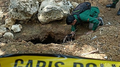 Tim Geologi Bandung Analisa Lubang Misterius di Sungai Kaliasat Blitar