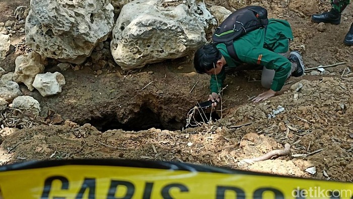 Tim Badan Geologi Cek Lokasi Lubang Misterius di Sungai Kaliasat Blitar