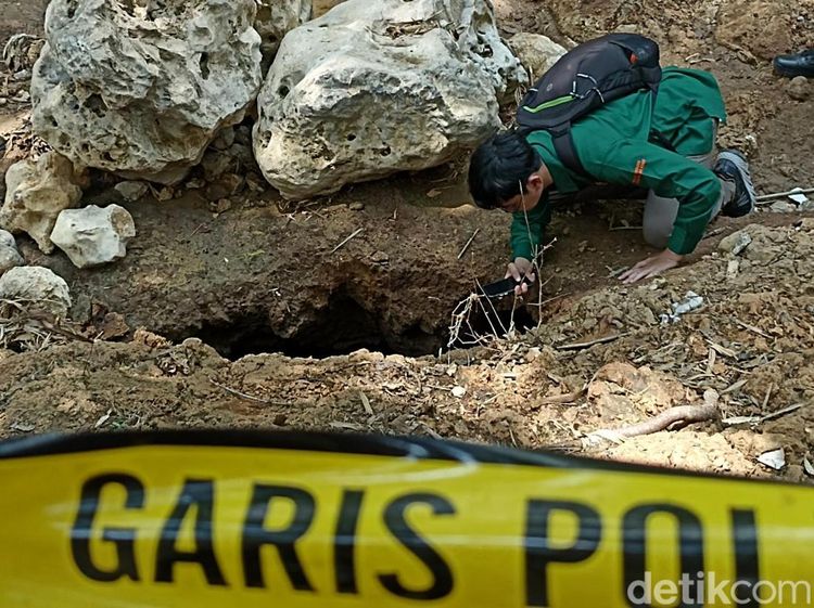 Tim Geologi Bandung Analisa Lubang Misterius di Sungai Kaliasat Blitar