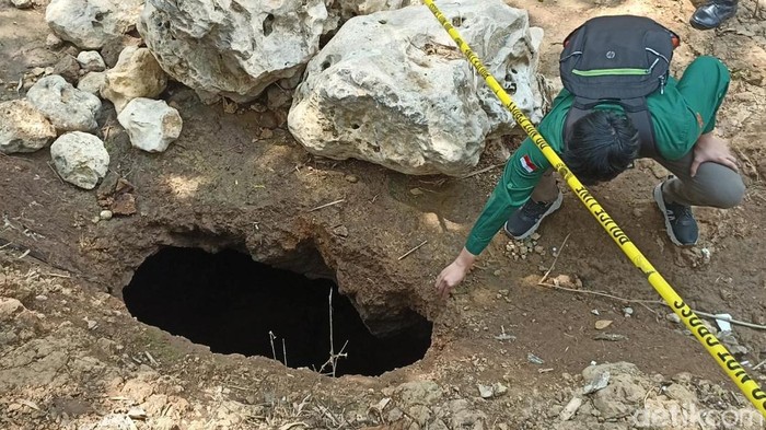 Tim Badan Geologi Cek Lokasi Lubang Misterius di Sungai Kaliasat Blitar