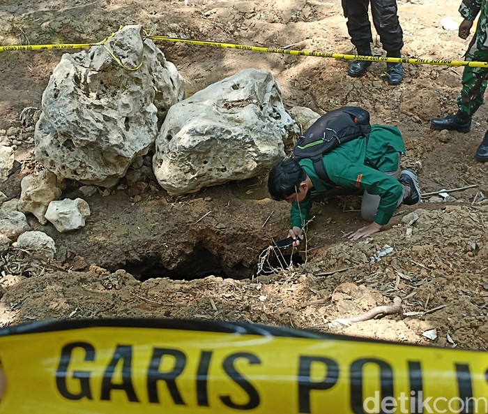 Tim Badan Geologi Cek Lokasi Lubang Misterius di Sungai Kaliasat Blitar