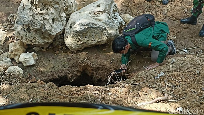 Tim Badan Geologi Cek Lokasi Lubang Misterius di Sungai Kaliasat Blitar