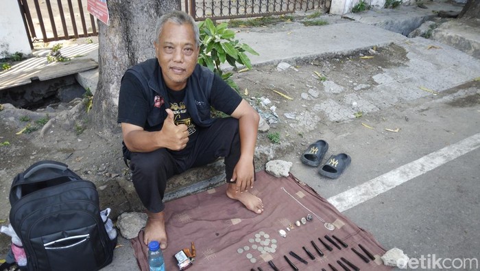 Toni dan lapak pipa rokom dan koin antiknya